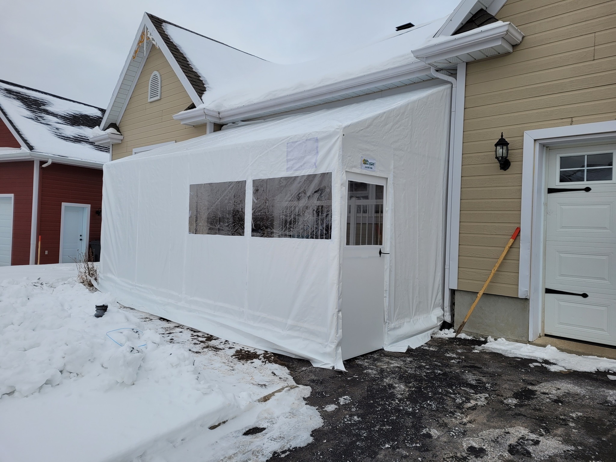 Portique d'entrée par Abris-Temps