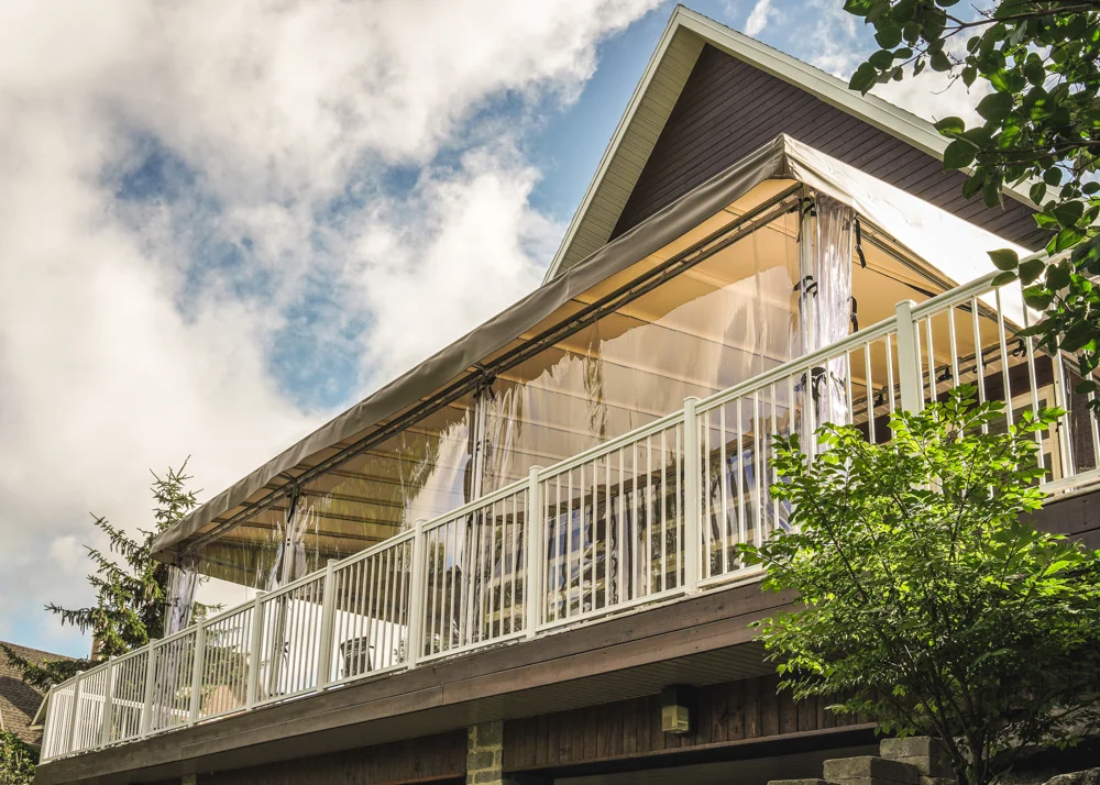 Auvent sur mesure installé sur un balcon avec panneaux transparents - Réalisation Abris-Temps à Lévis