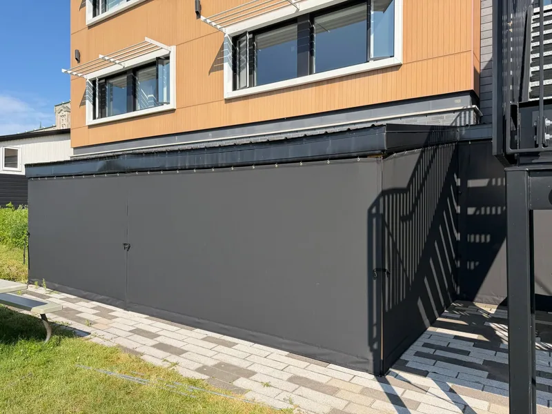 Toile motorisée installée sur un bâtiment commercial