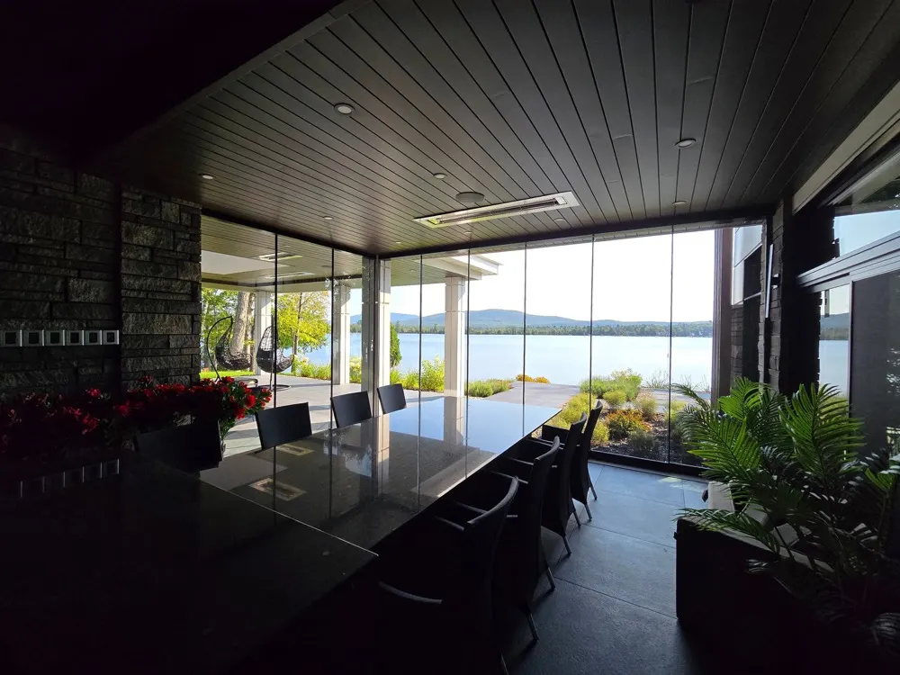 Porte de verre sans cadrage Espace Extérieur fermant une véranda face à un lac