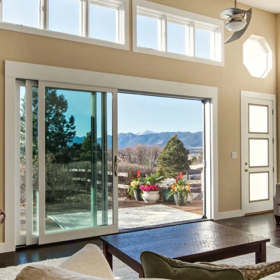 Toile Phantom sur porte patio avec vue sur les montagnes