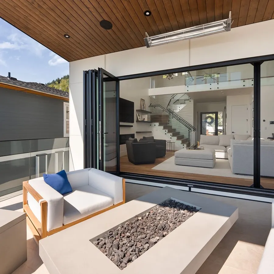 Terrasse moderne fermée par toiles motorisées Phantom