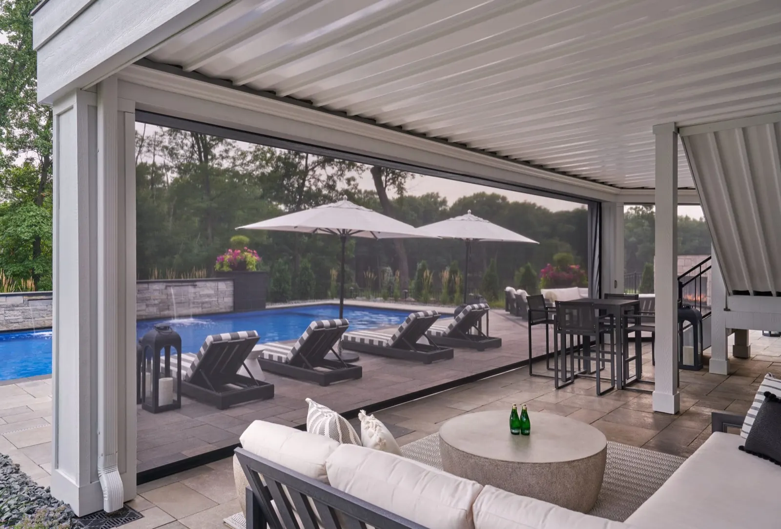 Toiles motorisées Phantom fermées autour d'une terrasse de piscine