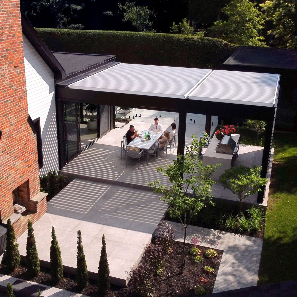 Pergola bioclimatique motorisée à toit à lames orientables Terra Summer au-dessus d'une terrasse