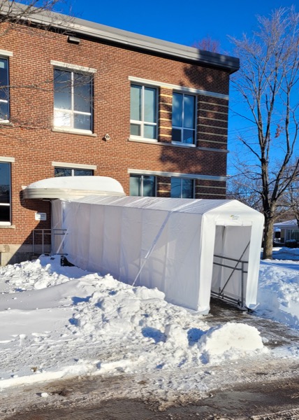 Abri d'entrée sur bâtiment en briques - Abris-Temps