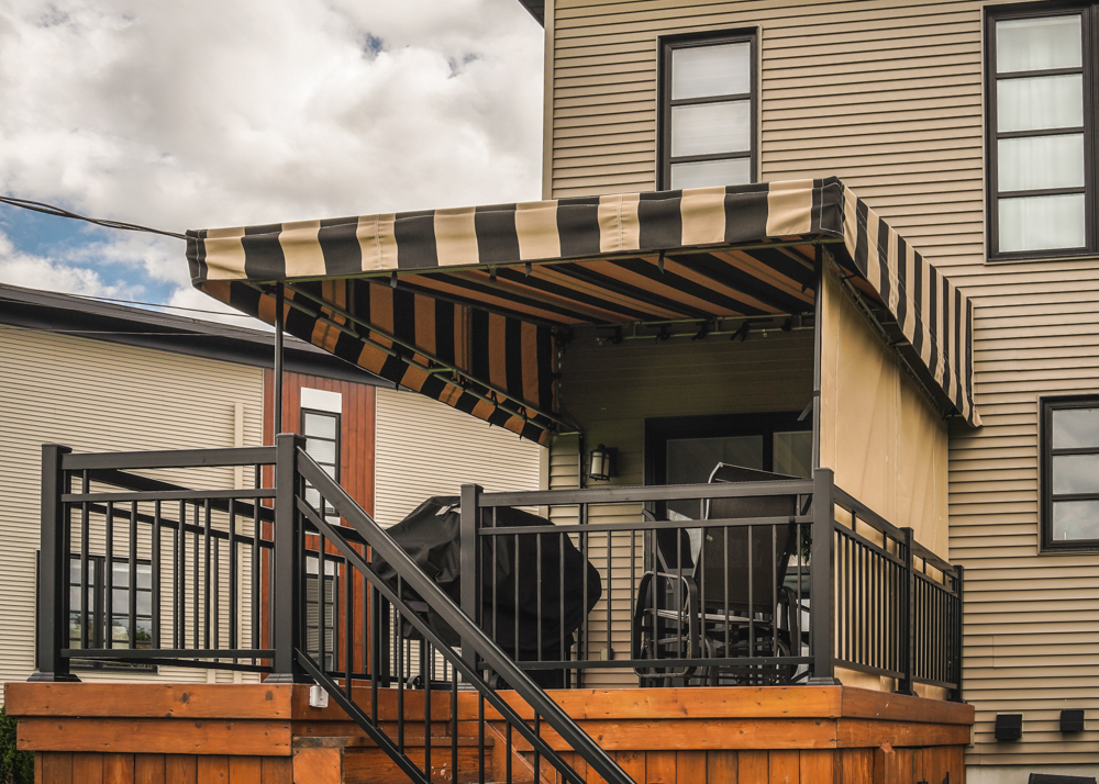 Auvent de patio fixe avec rideau - Résidentiel • Été