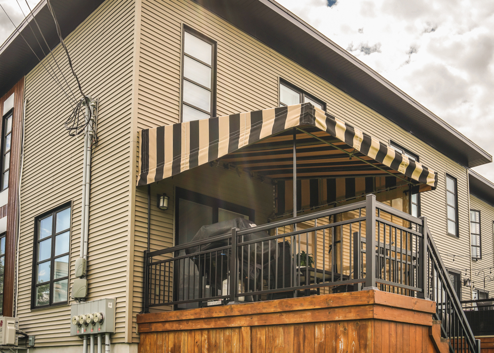 Auvent de patio fixe avec rideau - Résidentiel • Été