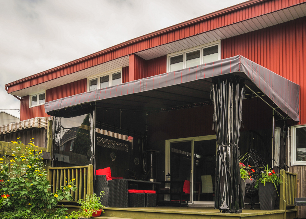 Auvent de patio fixe avec rideau - Résidentiel • Été