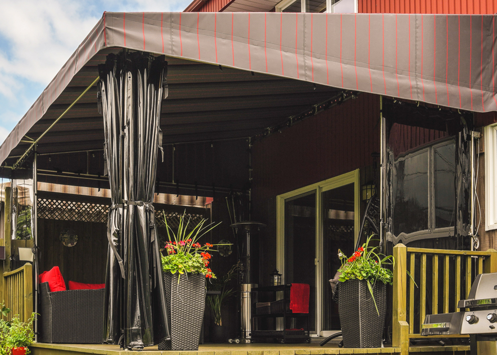 Auvent de patio fixe avec rideau - Résidentiel • Été