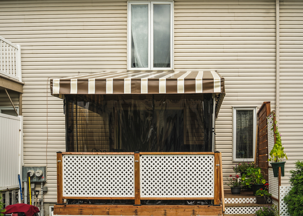 Auvent de patio fixe avec rideau - Résidentiel • Été