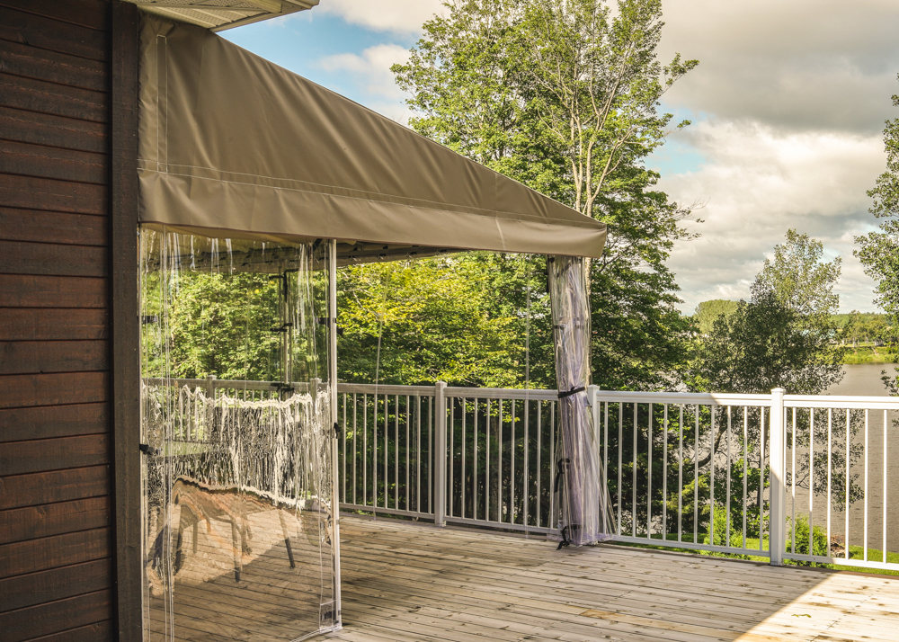 Auvent de patio fixe avec rideau - Résidentiel • Été
