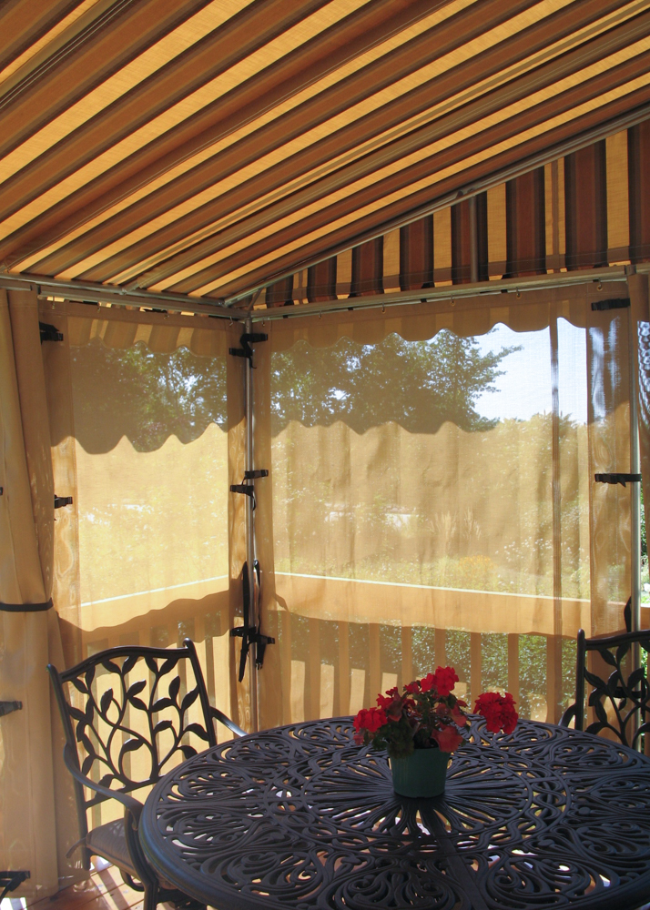 Auvent de patio fixe avec rideau - Résidentiel • Été