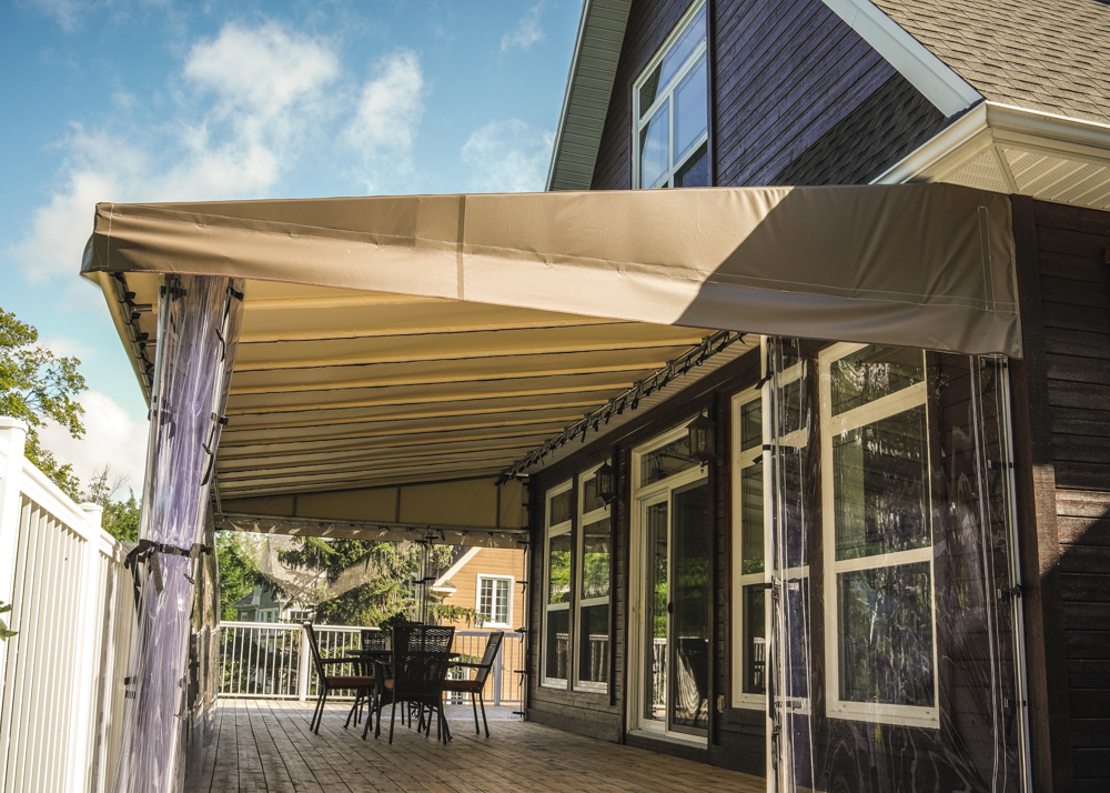 Auvent de patio fixe avec rideau - Résidentiel • Été