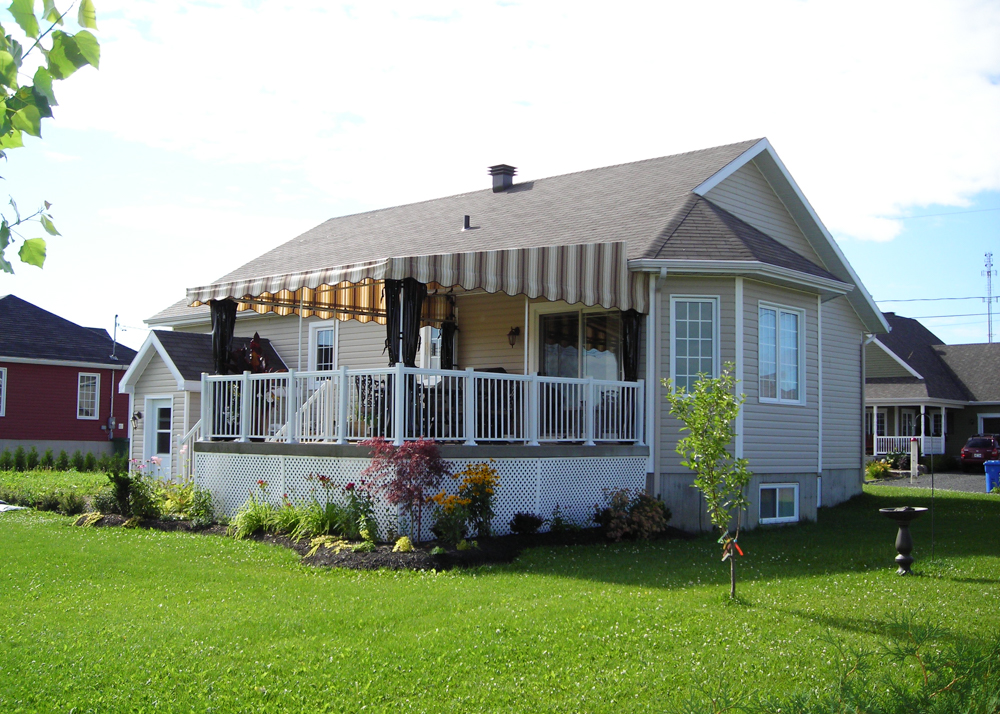 Auvent de patio fixe avec rideau - Résidentiel • Été