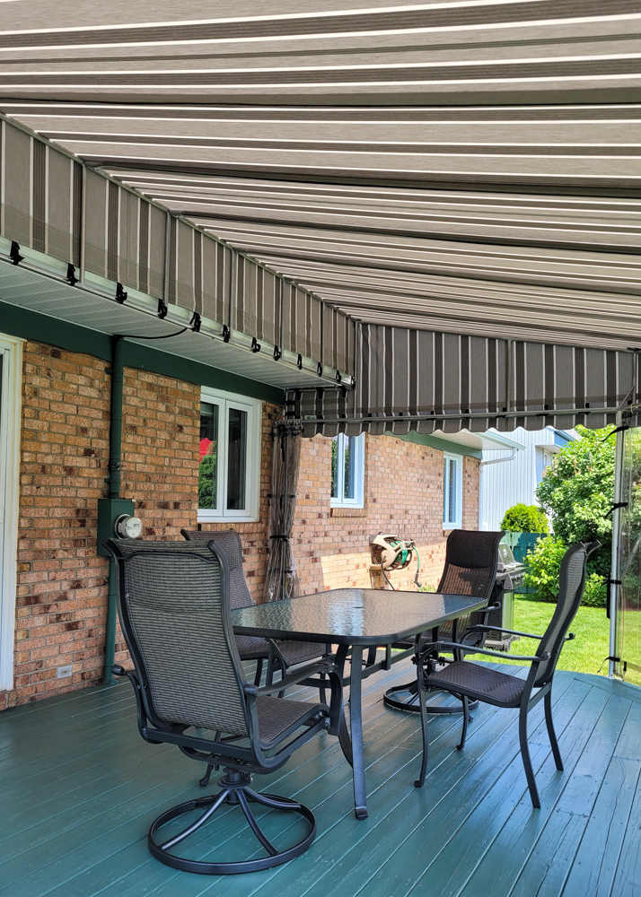 Auvent de patio fixe avec rideau - Résidentiel • Été