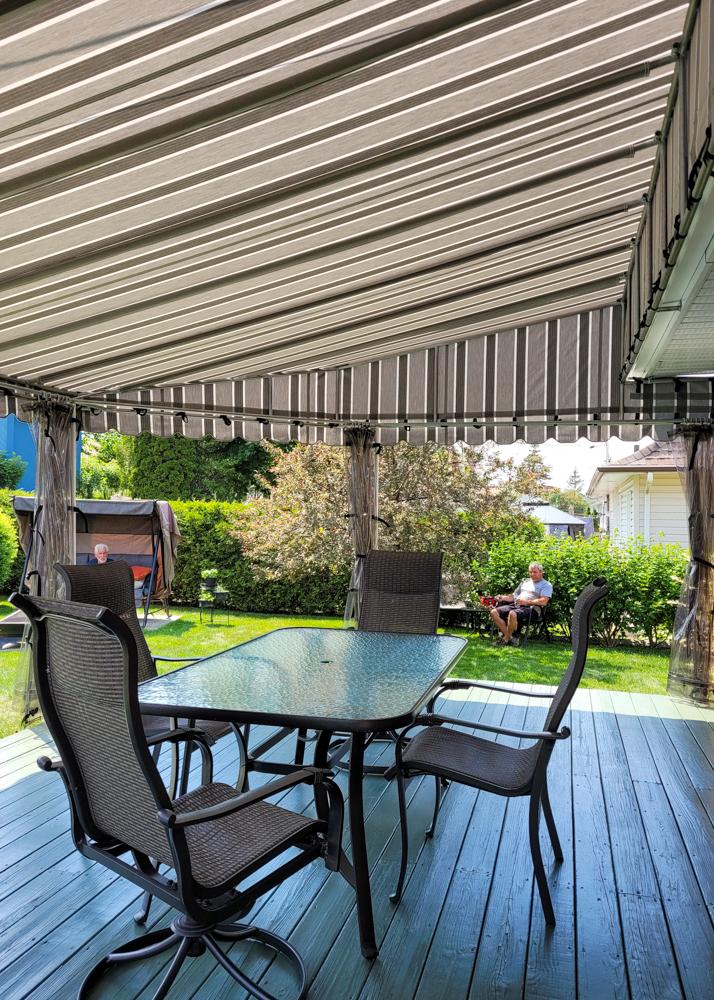 Auvent de patio fixe avec rideau - Résidentiel • Été
