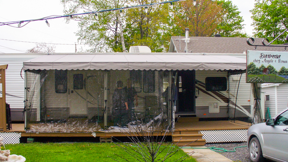 Auvent fixe sur une roulotte - Résidentiel • Été