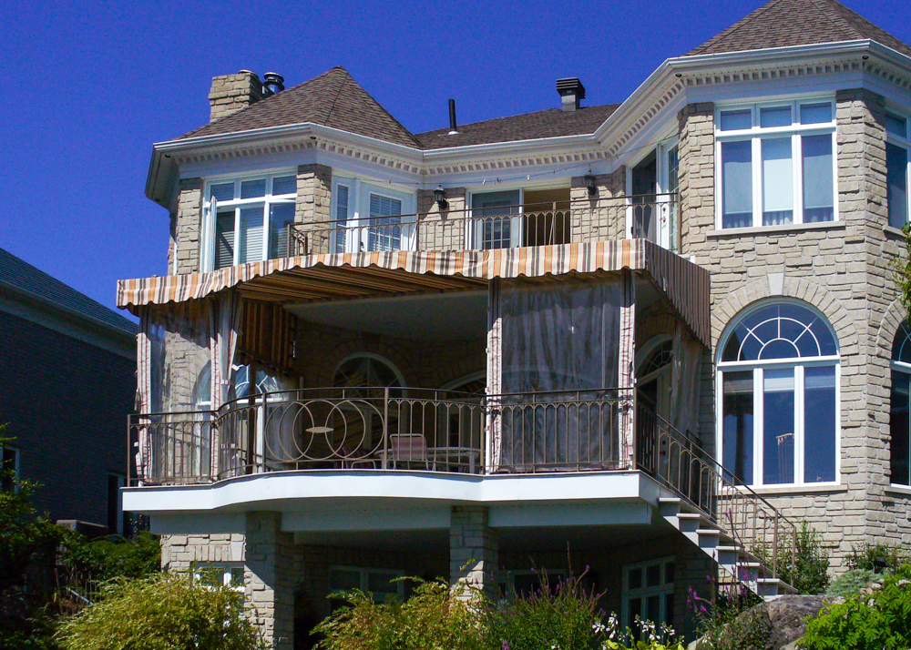 Auvent avec rideau - Résidentiel • Été