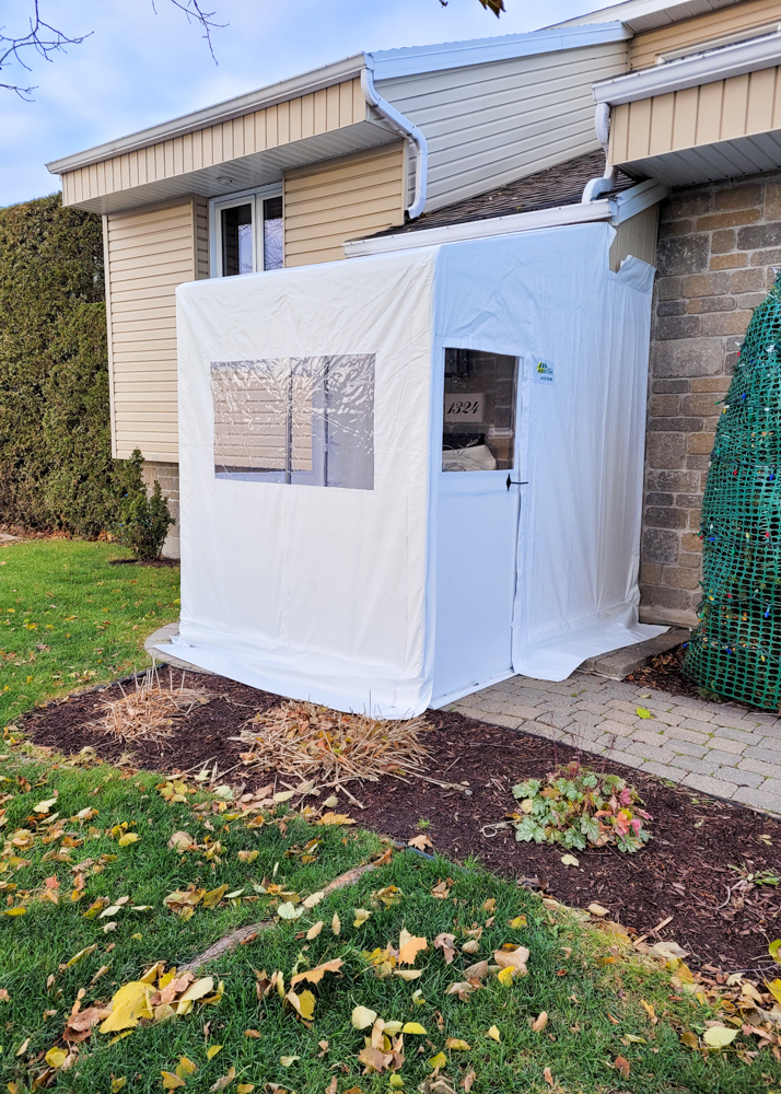 Portique avec porte rigide et fenêtres - Résidentiel • Hiver