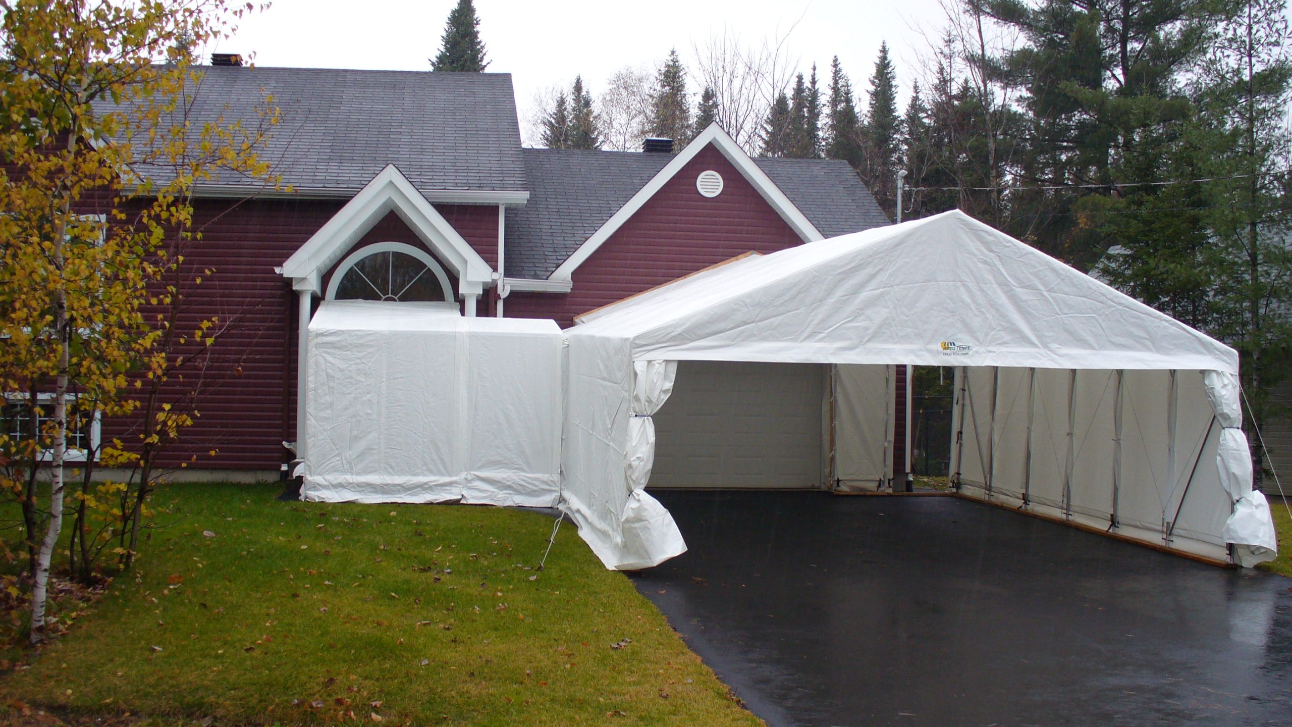 Garage double raccordé au portique - Résidentiel • Hiver