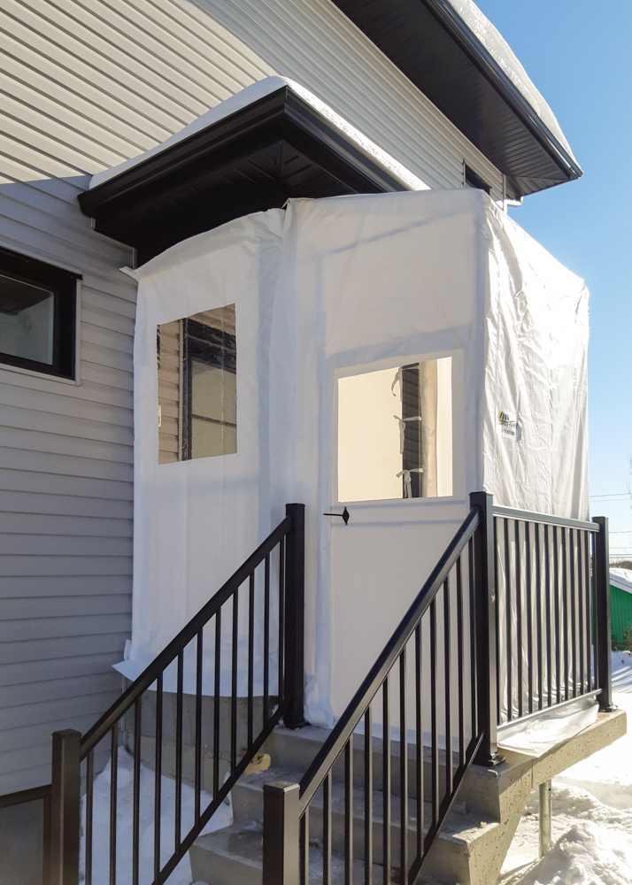 Portique avec porte rigide et fenêtre - Résidentiel • Hiver