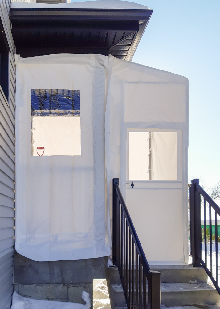 Portique avec porte rigide et fenêtre - Résidentiel • Hiver