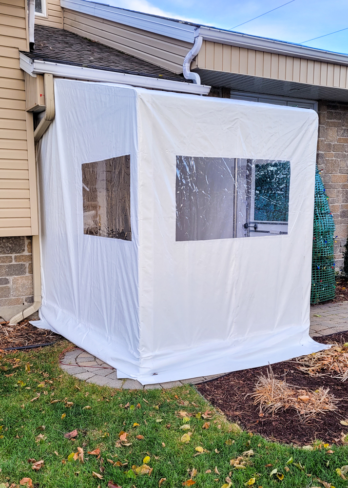 Portique avec porte rigide et fenêtres - Résidentiel • Hiver