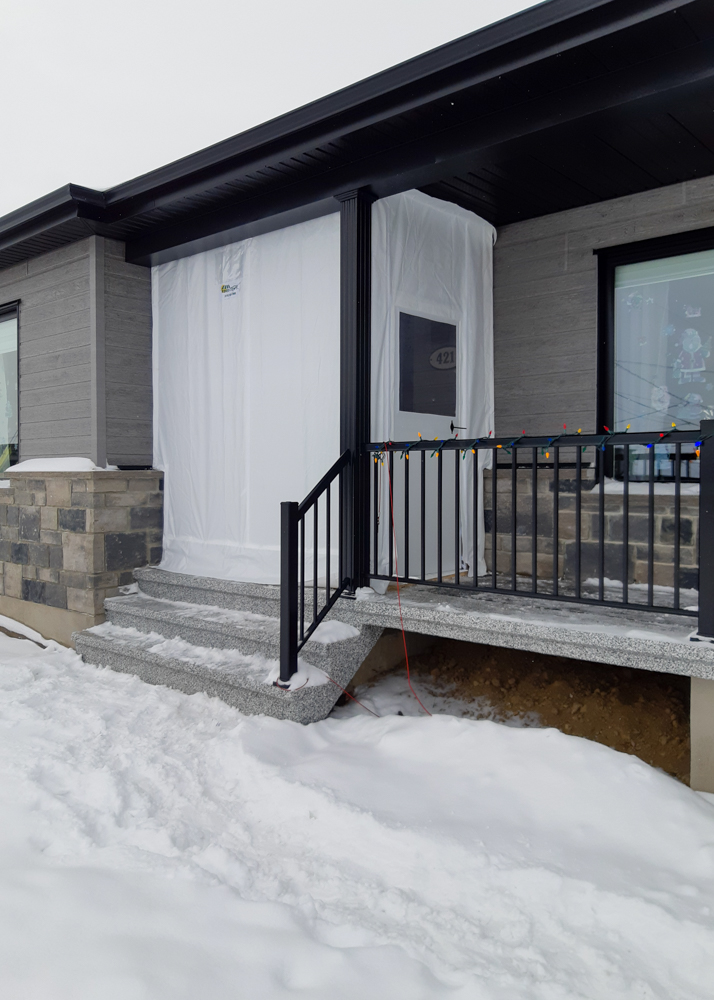 Toile de galerie avec porte rigide - Résidentiel • Hiver